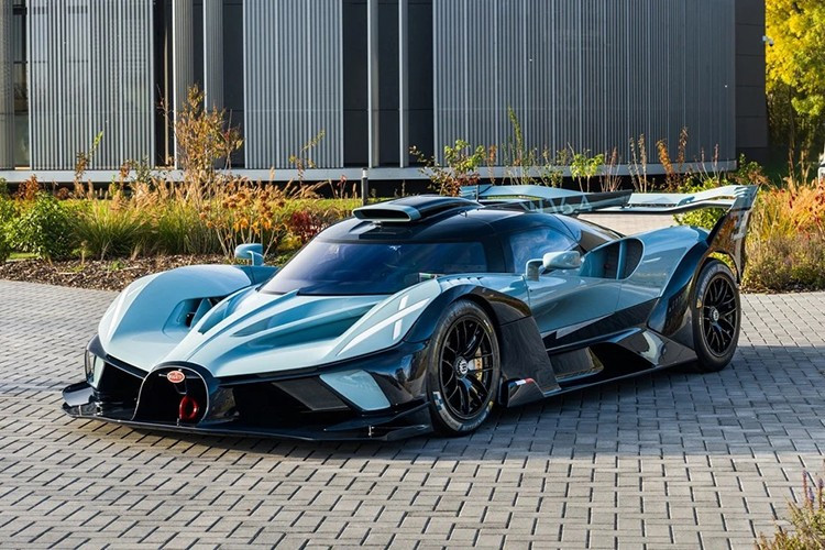 Kết thúc 40 chiếc Bugatti Bolide, hãng siêu xe Pháp chỉ còn sản xuất động cơ W16 huyền thoại trên dòng siêu xe mui trần Bugatti W16 Mistral với số lượng giới hạn 99 chiếc.