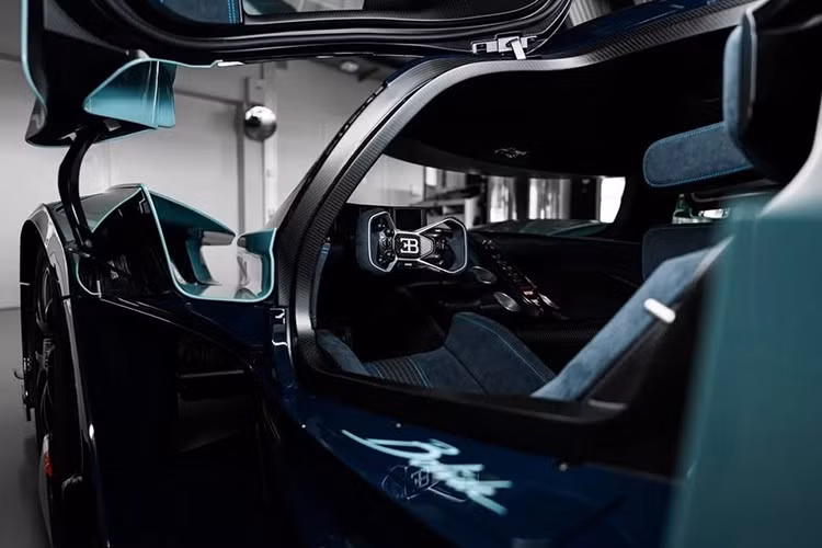 Nội thất chiếc Bugatti Bolide được cá nhân hóa với chất liệu Alcantara màu xanh Lake Blue, kết hợp các đường chỉ khâu màu xanh Light Blue Sport.