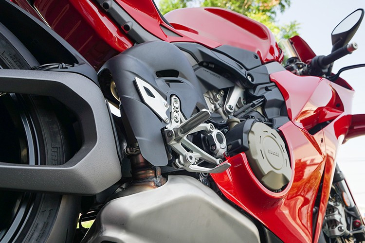 Điểm nhấn của superbike Ducati Panigale V4 là khối động cơ V4 Desmosedici Stradale, dung tích 1.103 cc 90 độ, các hàng xi-lanh nghiêng ngược về phía sau 42 độ với hệ thống phối khí desmodromic, trục khuỷu quay ngược và hệ thống đánh lửa Twin Pulse.