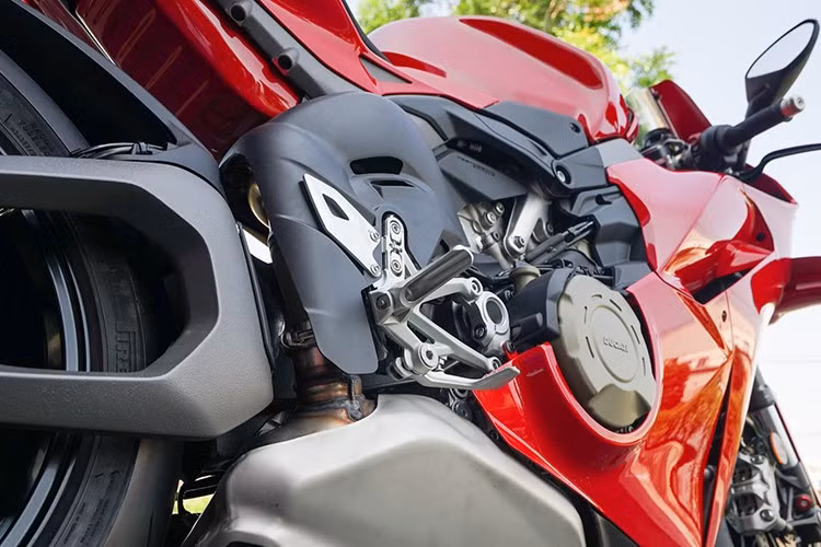 Điểm nhấn của superbike Ducati Panigale V4 là khối động cơ V4 Desmosedici Stradale, dung tích 1.103 cc 90 độ, các hàng xi-lanh nghiêng ngược về phía sau 42 độ với hệ thống phối khí desmodromic, trục khuỷu quay ngược và hệ thống đánh lửa Twin Pulse.