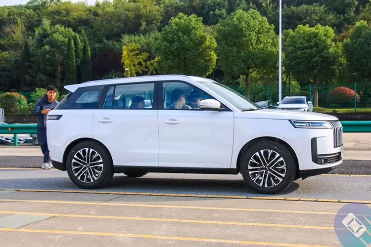 Dự kiến, quá trình lắp ráp bắt đầu từ tháng 6/2026, đánh dấu bước đi quan trọng trong chiến lược mở rộng và đầu tư lâu dài của Omoda &amp; Jaecoo tại thị trường Việt Nam. Jaecoo J5 được định vị ở phân khúc SUV cỡ B, với kích thước dài 4.380 mm, rộng 1.860 mm, cao 1.650 mm và trục cơ sở 2.620 mm.