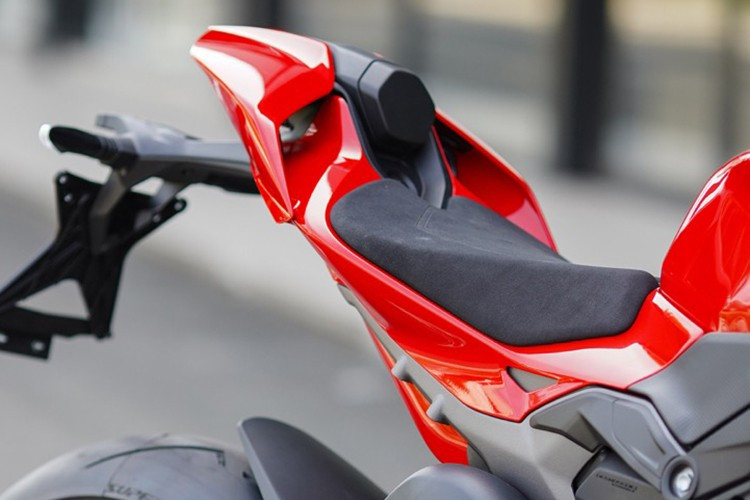 Yên xe Panigale V4 2025 được mở rộng, tăng sự thoải mái khi lái hoặc núp gió khi vào cua. Chắn bùn trước được thiết kế lại, tăng cường khả năng làm mát cho động cơ và hệ thống phanh. Hiệu suất khí động học làm tốt hơn và giữ dáng vẻ cơ bắp của Panigale.