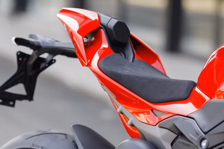 Yên xe Panigale V4 2025 được mở rộng, tăng sự thoải mái khi lái hoặc núp gió khi vào cua. Chắn bùn trước được thiết kế lại, tăng cường khả năng làm mát cho động cơ và hệ thống phanh. Hiệu suất khí động học làm tốt hơn và giữ dáng vẻ cơ bắp của Panigale.