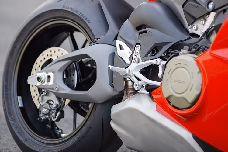 Heo phanh trước Brembo Hypure lần đầu tiên trang bị trên Panigale V4, với 4 piston đường kính 30mm kẹp trên đĩa đường kính 330mm. Phía sau là phanh đơn với kẹp Brembo 2 piston. Panigale V4 còn có hệ thống Race eCBS, được Bosch phát triển áp dụng khi xe vào cua.