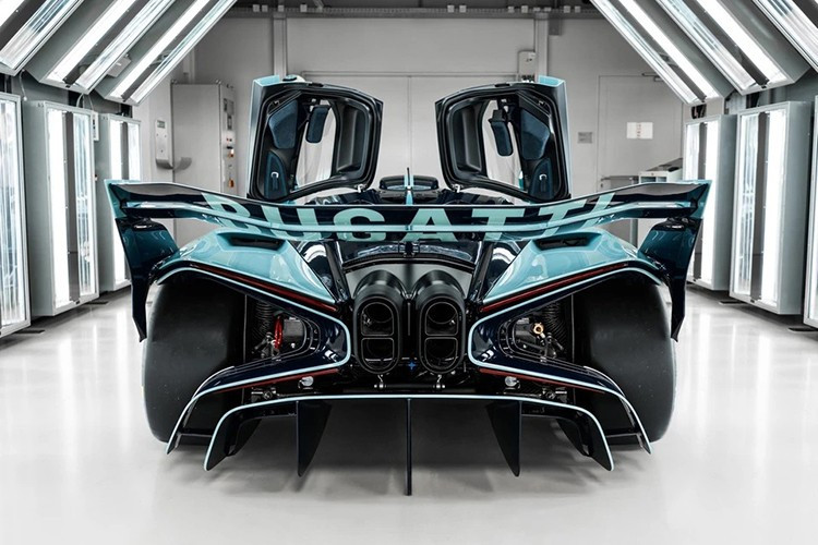 Bugatti Bolide lấy cảm hứng từ Bugatti Type 35 và Bugatti Veyron 16.4 Grand Sport. Tông màu chủ đạo của chiếc Hypercar là xanh Bleu Grand Prix Lyonnais (màu xanh lam cổ điển), gợi nhớ đến màu sơn xe đua Pháp những năm 1920; kết hợp các chi tiết tương phản màu xanh Dark Blue.