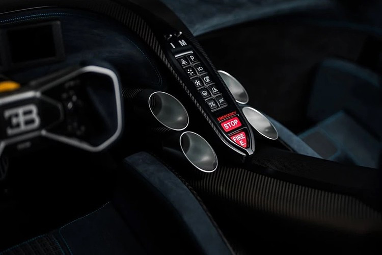 Bảng đồng hồ taplo chia làm 3 khoang, ghế đua sợi carbon có bổ sung thêm nhiều điểm tựa cho dây đai an toàn và hông người lái.