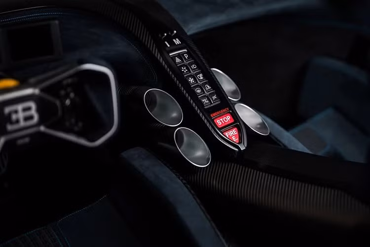 Bảng đồng hồ taplo chia làm 3 khoang, ghế đua sợi carbon có bổ sung thêm nhiều điểm tựa cho dây đai an toàn và hông người lái.