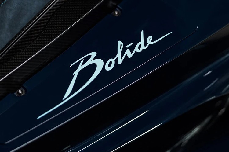 Gói khí động học của Bugatti Bolide được chế tác đặc biệt, gia tăng lực ép xuống mặt đường gần 3 tấn và có thể vào cua với gia tốc lên đến 2,5G.