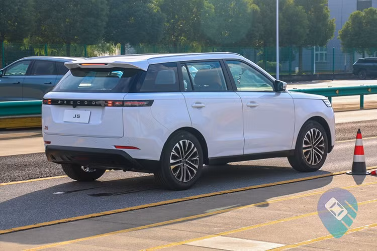 Về ngoại hình, J5 sở hữu phong cách thiết kế hiện đại với nhiều đường nét gợi nhớ tới Range Rover Evoque. Xe có lưới tản nhiệt cỡ lớn dạng nan dọc kết hợp cụm đèn LED định vị tạo thành một tổng thể liền mạch. Thân xe vuông vức, mạnh mẽ, trong khi tay nắm cửa dạng truyền thống mang lại sự thực dụng. Khách hàng có thể lựa chọn phối hai tông màu ngoại thất để tăng tính cá nhân hóa.