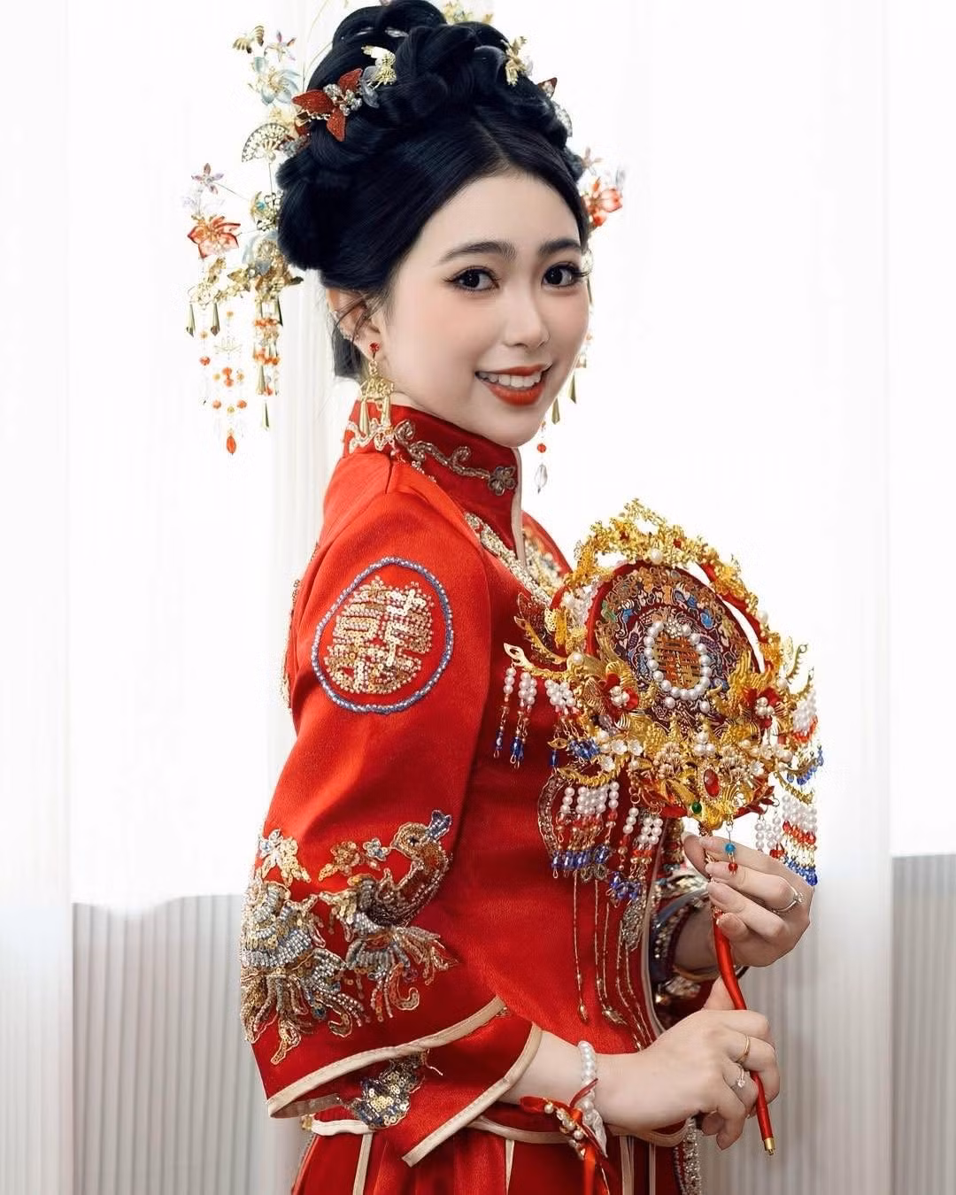 Kim Minn nhận được nhiều lời khen ngợi xinh đẹp khi diện trang phục cưới Trung Quốc.