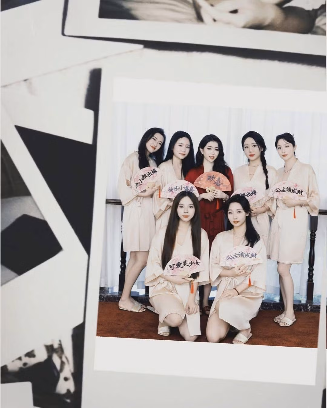 Trên trang cá nhân, Kim Minn thường chia sẻ ảnh hẹn hò đời thường của cô cùng bạn trai, được nhiều người yêu thích. Cô mới được bạn trai cầu hôn một thời gian trước đó.