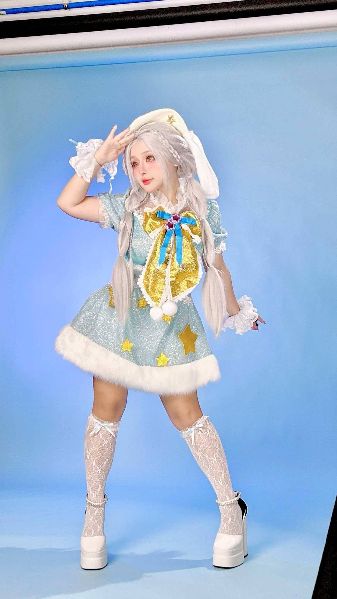 Không cần khoe toàn bộ, chỉ lộ vài khung hình nhỏ của Sayo Momo cũng đủ làm cộng đồng sục sôi rồi. Không chỉ fan nam, mà bộ phận fan nữ không hề ghen tị mà nhanh chóng nhận ra, dành những lời có cánh không ngớt.