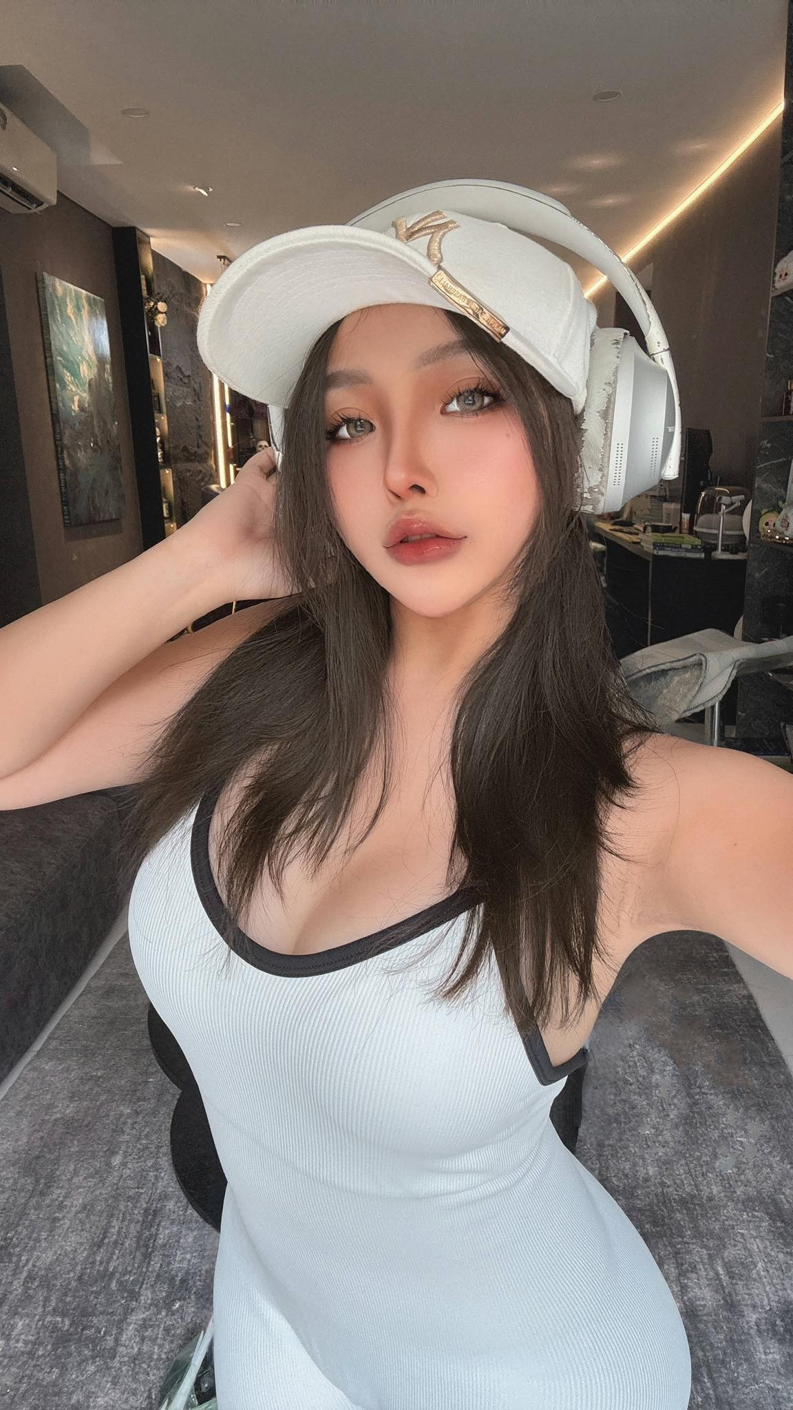 Điều khiến Sayo Momo ghi điểm đầu tiên trong mắt cộng đồng chính là thần thái lạnh lùng, gợi cảm và biểu cảm cực kỳ "ăn hình".