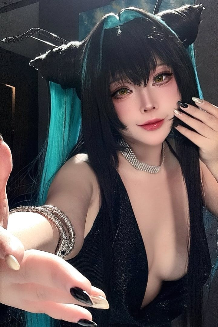 Theo đó, khoe bộ móng mới đầu tư cực ưng ý, Sayo Momo tạo dáng không hề đơn giản. Cô dùng miệng cố định điện thoại từ hướng trên cao xuống, cùng việc đứng trước gương khiến "thành quả" ấn tượng hơn bao giờ hết.