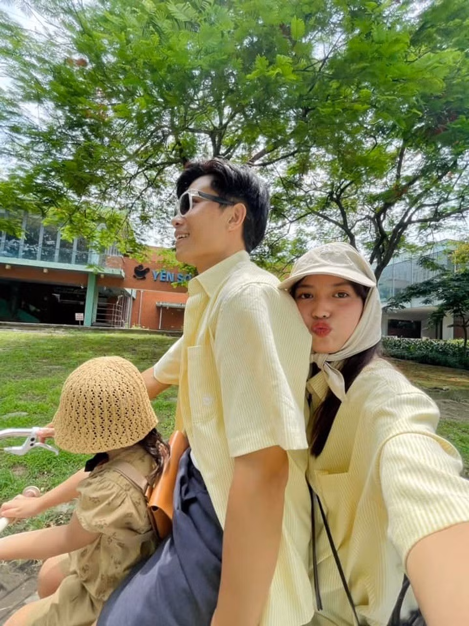 Vào ngày Quốc tế Thiếu nhi, nam diễn viên cùng dành thời gian đi dã ngoại, đạp xe cùng gia đình. Hai vợ chồng Phương Nam diện đồ đôi, cùng tone màu với trang phục của con gái nhỏ.