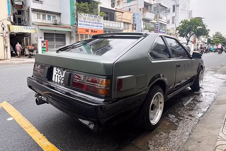Chiếc xe Toyota Celica cổ điển này được sơn màu xanh mờ đi kèm ký tự "UN" đặc trưng trên các mẫu xe được ông Vũ cầm lái. Theo tìm hiểu, chiếc Celica này thuộc thế hệ thứ ba, được sản xuất trong giai đoạn từ tháng 1981 - 1985. Ở Việt Nam, Celica thế hệ này rất hiếm và việc sở hữu được một chiếc nguyên bản khá khó khăn.