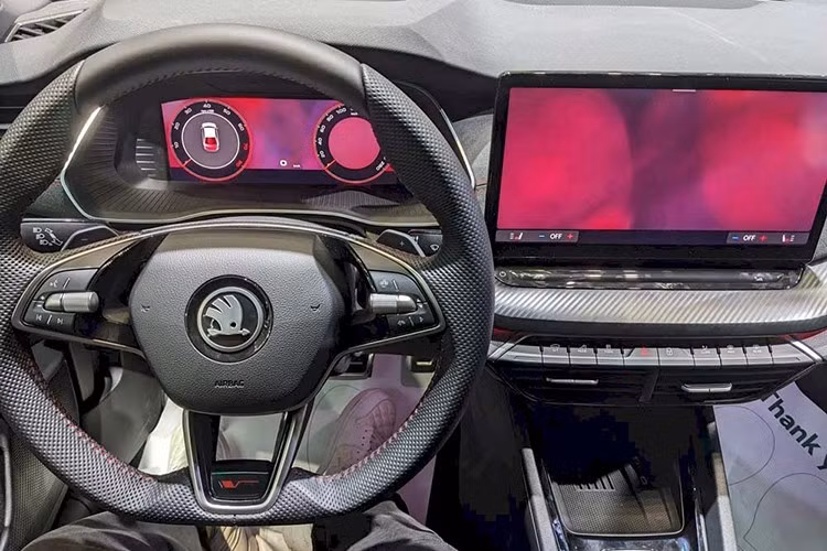 Trung tâm bảng táp-lô là màn hình cảm ứng 13 inch hỗ trợ Apple CarPlay và Android Auto không dây, đảm bảo khả năng kết nối tiện lợi. Xe còn có màn hình hiển thị thông tin trên kính lái (HUD), hệ thống điều hòa tự động ba vùng độc lập...