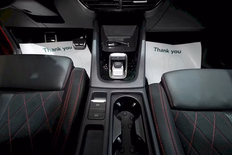 Trang bị giải trí cho xe là dàn âm thanh cao cấp Canton 11 loa công suất 675W hoàn thiện trải nghiệm lái, đưa Octavia RS 2026 trở thành một trong những mẫu sedan thể thao cân bằng nhất giữa hiệu năng và tiện nghi trong phân khúc.