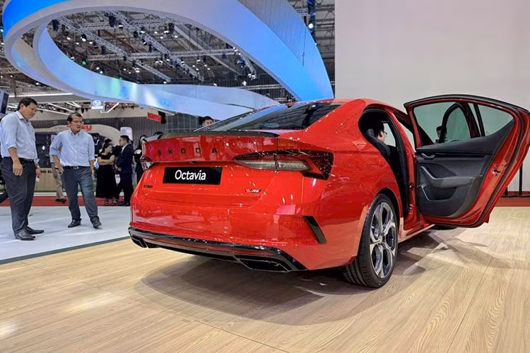 Mẫu xe sedan Skoda Octavia 2025 chuẩn bị bán ra tại thị trường Việt Nam gần như chắc chắn có gói ADAS, gồm phanh khẩn cấp, giữ làn, cảnh báo va chạm và Adaptive Cruise Control....