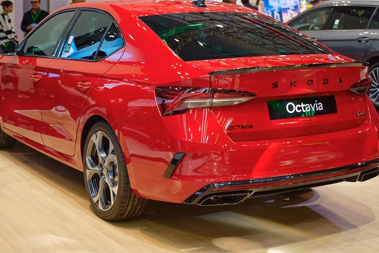 Về ngoại hình, Skoda Octavia 2025 sắp về Việt Nam sở hữu phong cách thiết kế tối giản nhưng trẻ trung và năng động. Phần đầu xe nổi bật với lưới tản nhiệt nan dọc nối liền cụm đèn LED hai bên, tích hợp cả đèn pha và đèn ban ngày.