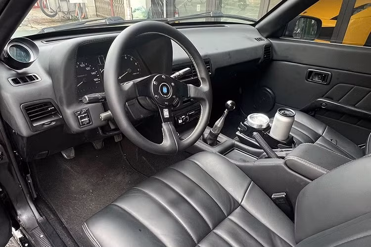 Bên trong xe, nội thất đã được làm mới khá nhiều như ghế, táp-lô, táp-pi… Một số bộ phận như vô-lăng, cần số được độ lại theo phong cách "xe chơi" hơn. Bảng đồng hồ là bộ phận hiếm hoi được giữ nguyên bản.