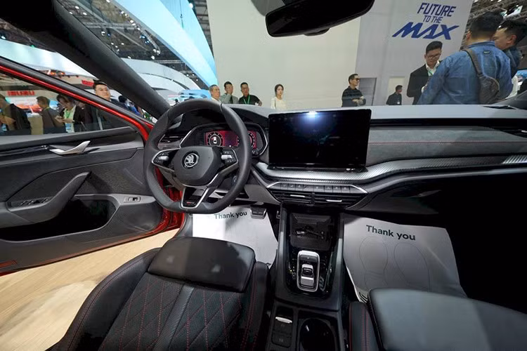 Không rõ khi về Việt Nam xe sẽ có những trang bị gì. Tại thị trường Séc, không gian bên trong của Octavia 2025 được trang bị ghế ngồi bọc da cao cấp. Ghế trước được tích hợp chức năng massage và nhớ vị trí, kết hợp cùng đèn viền nội thất đa sắc, giúp hành khách tận hưởng không khí sang trọng nhưng vẫn đậm chất năng động.