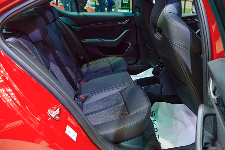 Riêng bản Skoda Octavia RS 2025 sẽ đi kèm ghế theo phong cách xe đua, ôm lấy thân người ngồi, chất liệu da lộn màu đen, chỉ khâu đỏ tương phản, những chi tiết ốp giả sợi carbon, bộ bàn đạp ốp nhôm và vô lăng 3 chấu, có logo RS.