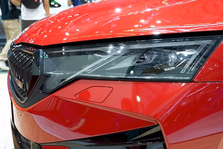 Đèn pha LED Matrix “Crystallinium” hiện đại hơn sẽ là trang bị tùy chọn của xe. Thân xe sở hữu một đường gân nổi chạy từ đèn pha tới cụm đèn hậu, tạo cảm giác liền mạch và sắc nét giúp xe trông năng động và mạnh mẽ.