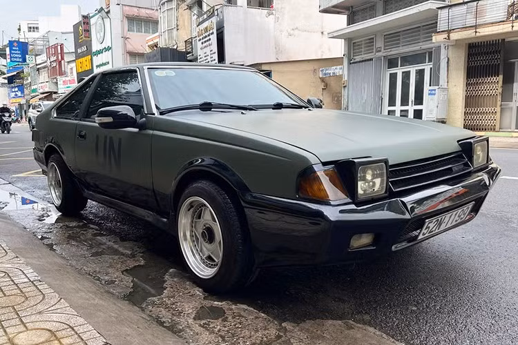 Về ngoại hình, chiếc Toyota Celica nổi bật với nắp ca-pô dài, thân xe cân đối và phần mui dốc về phía sau. Với những mẫu xe ở thập niên 1980, không thể không nhắc đến cụm đèn pha dạng pop-up (mắt ếch) giúp tăng tính khí động học của xe. Đuôi xe có thiết kế đơn giản, chiếm phần lớn diện tích bởi cụm đèn hậu.