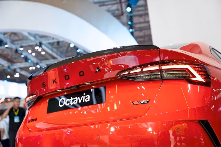 Đuôi xe được trang bị cụm đèn LED cỡ lớn kéo dài từ hông xe vào tới cốp, kết hợp với dòng chữ “SKODA” nổi bật. Skoda Octavia 2025 ban RS tạo sự khác biệt bằng cản trước/sau hầm hố hơn.