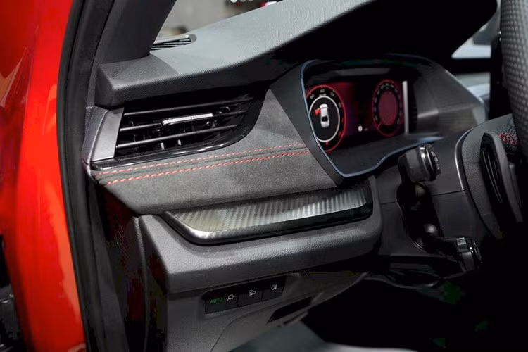 Cung cấp sức mạnh cho Octavia RS 2026 là động cơ xăng 2.0L TSI tăng áp, sản sinh 265 mã lực và 370 Nm mô-men xoắn, đi cùng hộp số tự động ly hợp kép DSG 7 cấp và hệ dẫn động cầu trước. Xe có thể tăng tốc từ 0–100 km/h trong 7,4 giây, trước khi đạt tốc độ tối đa 250 km/h (giới hạn điện tử).