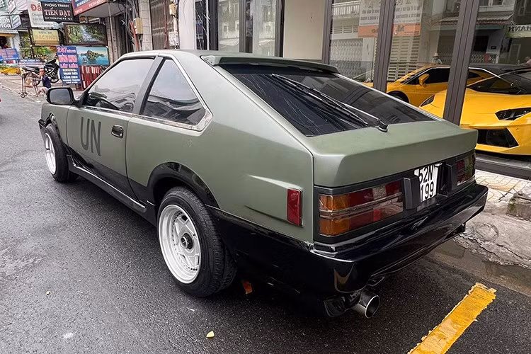 Vì đã trải qua gần 50 năm tuổi, chiếc Celica này đã được thay mới một số chi tiết như mâm xe, lốp xe và cụm ống xả. Đương nhiên, các chi tiết còn lại cũng được tân trang để có thể đáp ứng điều kiện vận hành hiện nay.