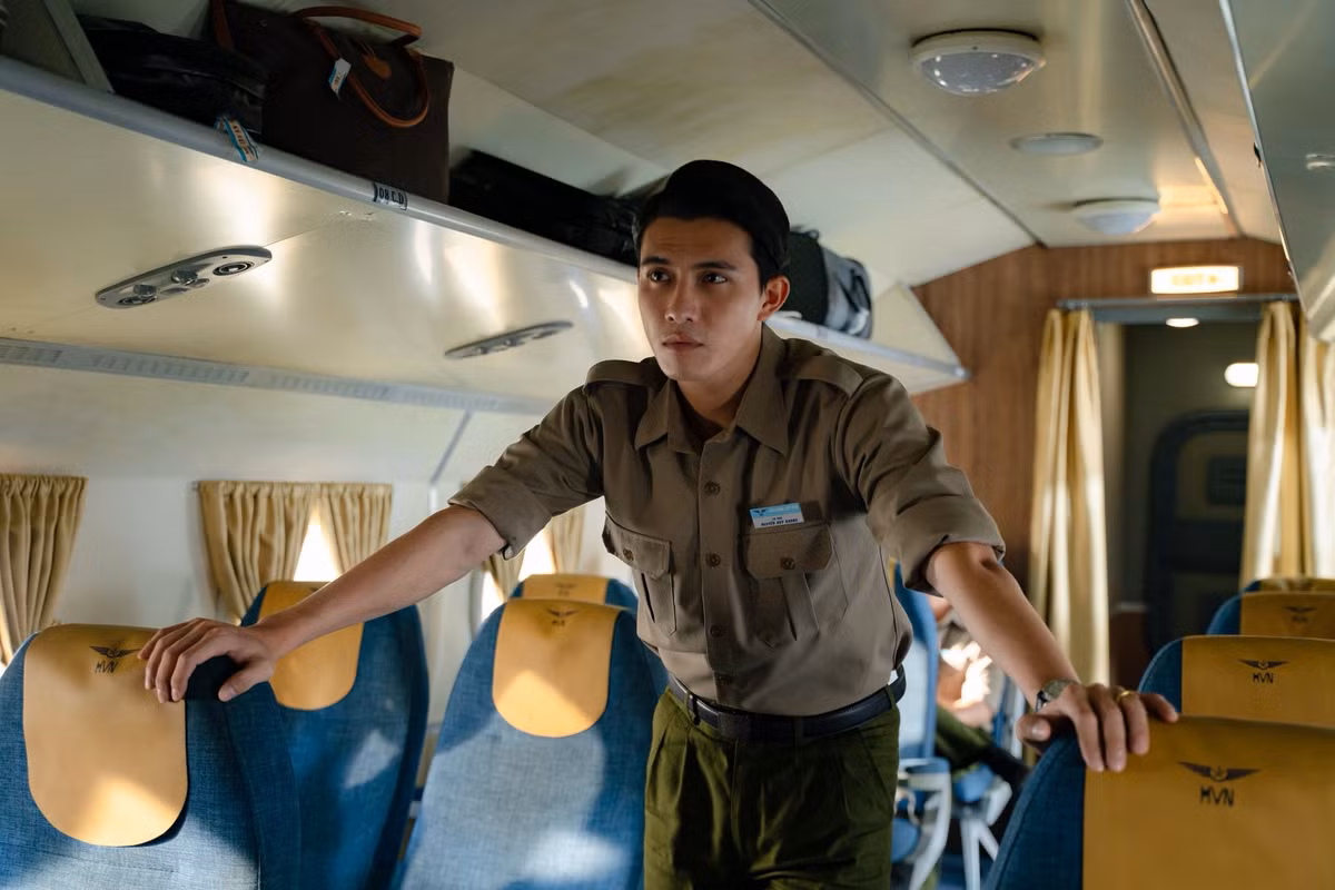 Trong những suất chiếu đầu tiên của dự án điện ảnh 'Tử chiến trên không' lấy cảm hứng từ câu chuyện có thật về vụ cướp máy bay xảy ra sau năm 1975, không chỉ nội dung mà dàn diễn viên cũng đang nhận được nhiều sự quan tâm, tìm kiếm. Trong đó có hình ảnh cơ phó Nguyễn Huy Khanh trong chuyến bay bị không tặc khống chế gây chú ý, được nhiều người tìm kiếm info.