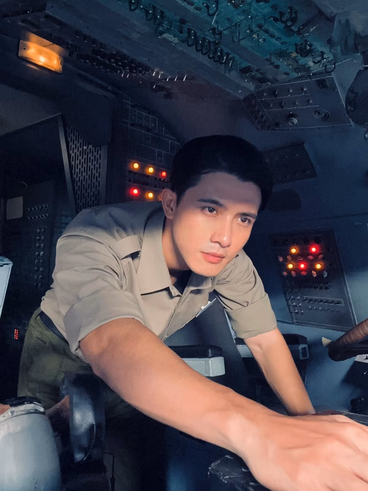 Cơ phó Nguyễn Huy Khanh trong phim 'Tử chiến trên không' chủ yếu xuất hiện trong buồng lái, phải đấu trí với không tặc giữa lúc người thân bị hành hạ, uy hiếp... Vai diễn do Trần Ngọc Vàng thủ vai, nhanh chóng hình ảnh, thông tin của anh chàng được tìm kiếm, quan tâm.