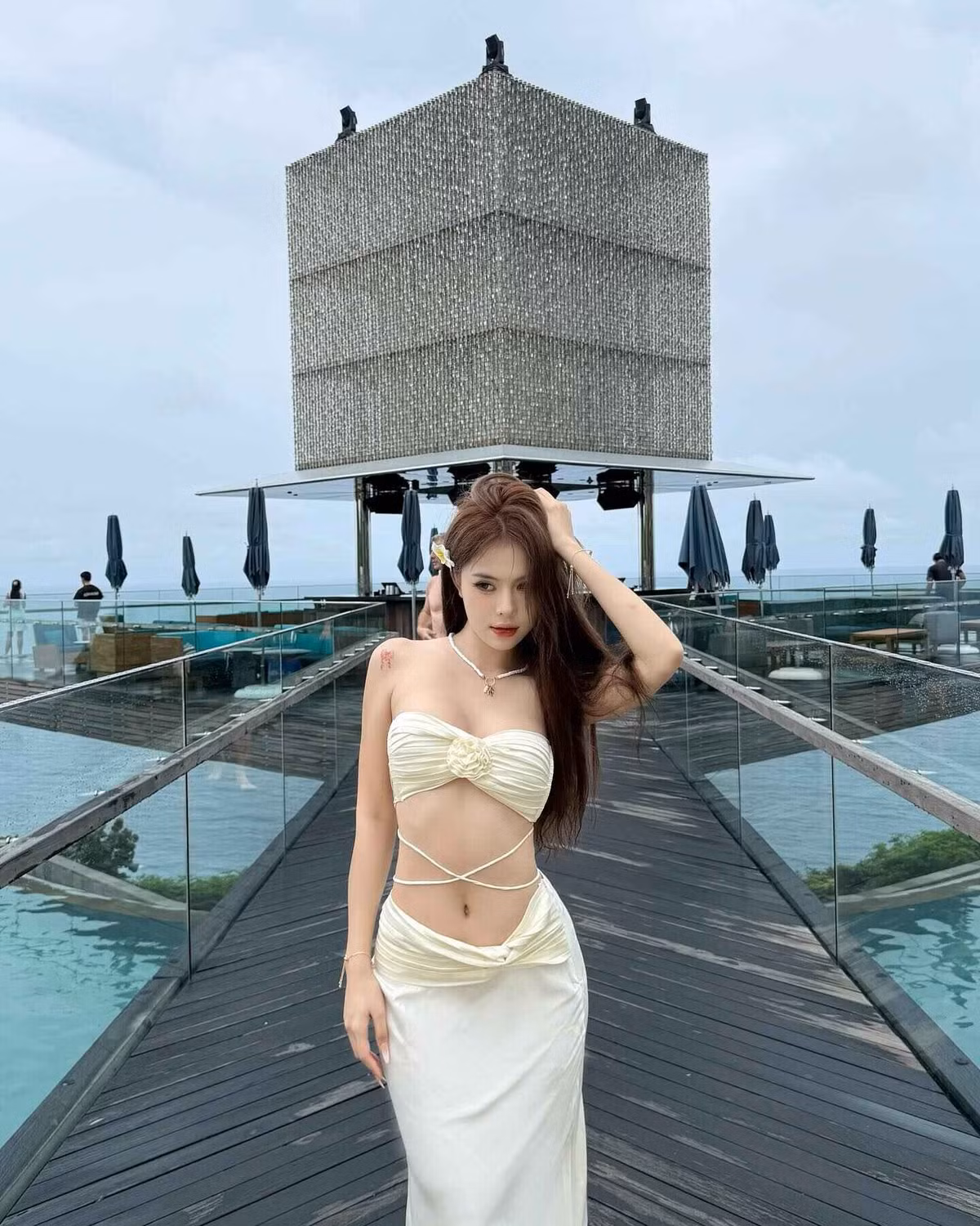 Hà Môi có tên thật là Võ Nữ Ngân Hà, sinh năm 2003, đến từ Đắk Lắk. Trước đây, cô nàng từng theo học tại Đại học Công nghệ TP.HCM (HUTECH).