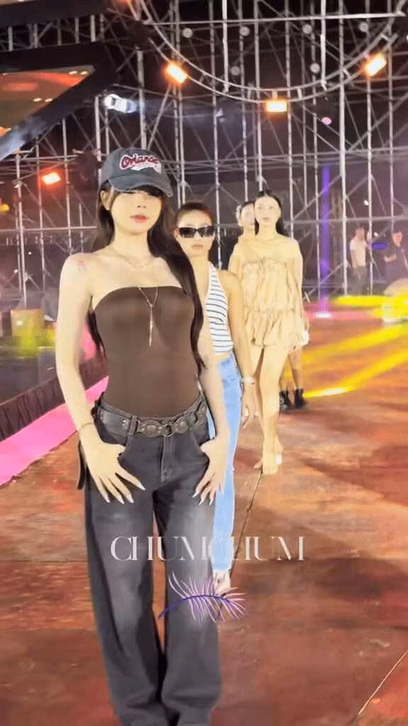 Các netizen cho rằng dáng đi catwalk của Hà Môi chưa được đẹp, cần phải rèn luyện nhiều hơn nữa mới có thể lên sàn vì trông như đi bộ.