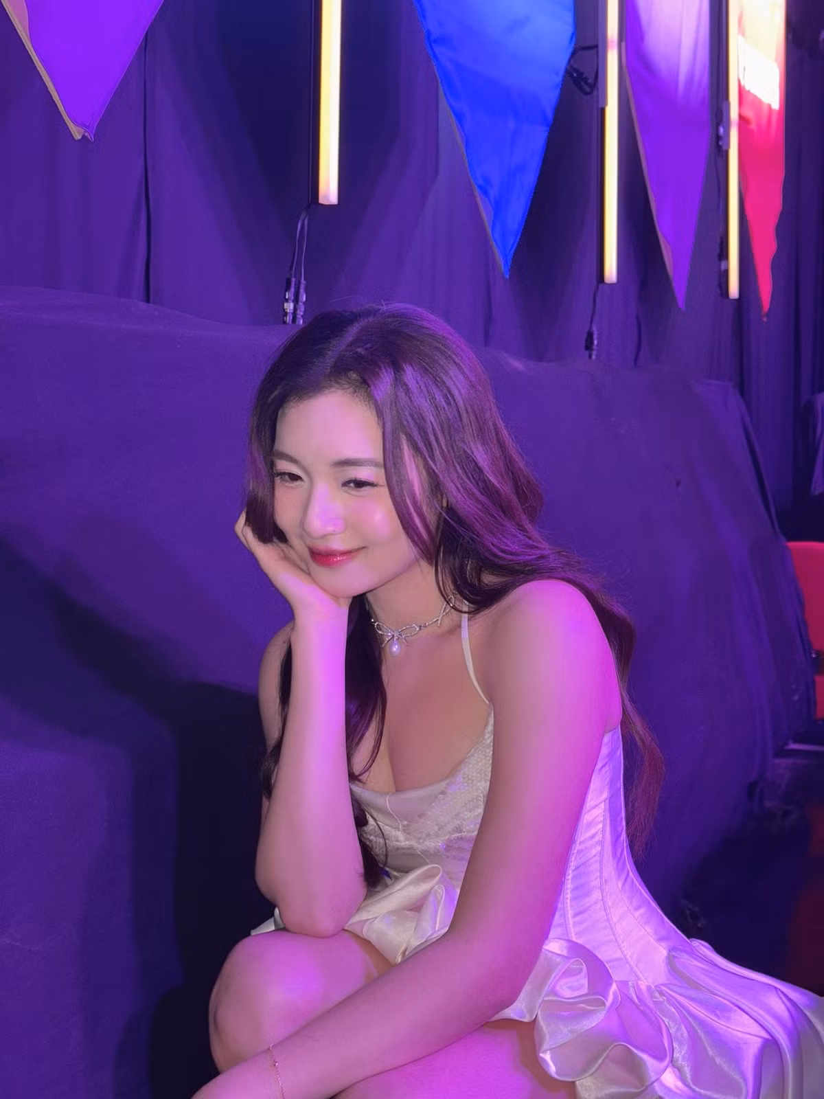 Dường như mỗi lần xuất hiện, nữ MC đều mang đến cảm giác mới mẻ và tràn đầy năng lượng tích cực.