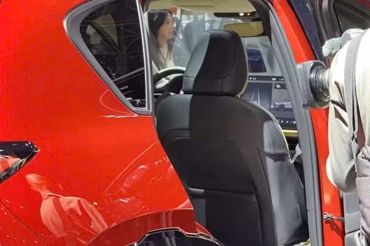 Mazda tiếp tục theo đuổi triết lý “Joy of Driving” – niềm vui cầm lái – khi trang bị cho CX-5 2026 động cơ xăng 2.5L e-SKYACTIV G kết hợp hệ thống mild hybrid, sản sinh công suất 187 mã lực, mô-men xoắn 251 Nm. Xe sử dụng hộp số tự động 6 cấp kết hợp hệ dẫn động bốn bánh toàn thời gian (AWD).