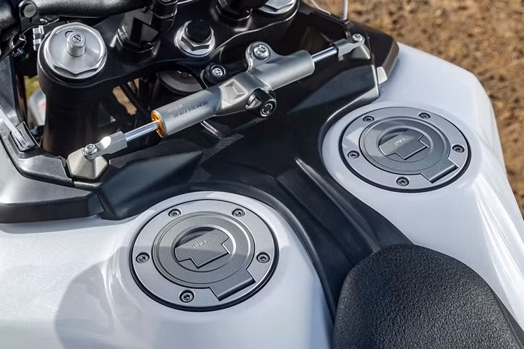 Ngoài ra, xe với bưởng côn mới được thiết kế để tạo thêm không gian cho chân phải khi ngồi hoặc đứng.Hộp số cũng được tinh chỉnh để sang số mượt mà hơn, với khả năng trang bị tùy chọn sang số nhanh lên/xuống nếu cần.