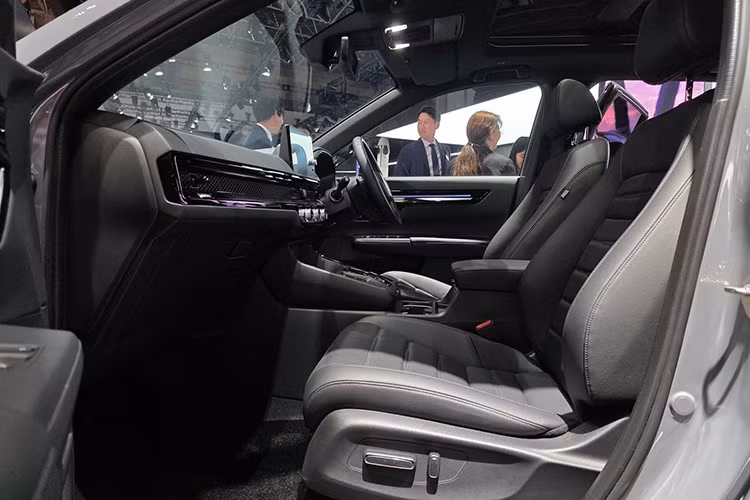 Ngoài ra, CR-V e:HEV RS Black Edition 2026 vẫn sử dụng các trang bị quen thuộc như màn hình trung tâm 9 inch, bảng đồng hồ kỹ thuật số, cửa sổ trời toàn cảnh, điều hòa tự động hai vùng và hệ thống Honda Sensing vẫn được giữ nguyên.