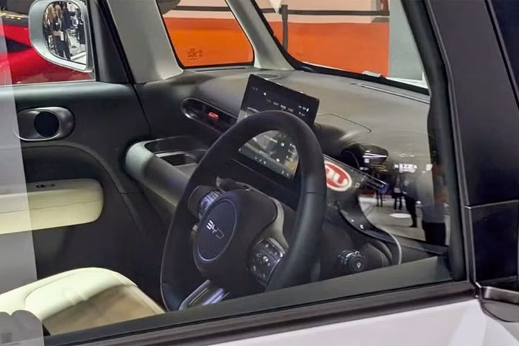 BYD Racco được trang bị hệ thống truyền động điện hoàn toàn, dùng pin dung lượng 20 kWh, cho phạm vi hoạt động khoảng 180 km theo tiêu chuẩn WLTC. Xe hỗ trợ sạc nhanh DC tới 100 kW và hệ thống điều hòa bơm nhiệt, đảm bảo tiết kiệm năng lượng trong môi trường khí hậu lạnh của Nhật Bản.