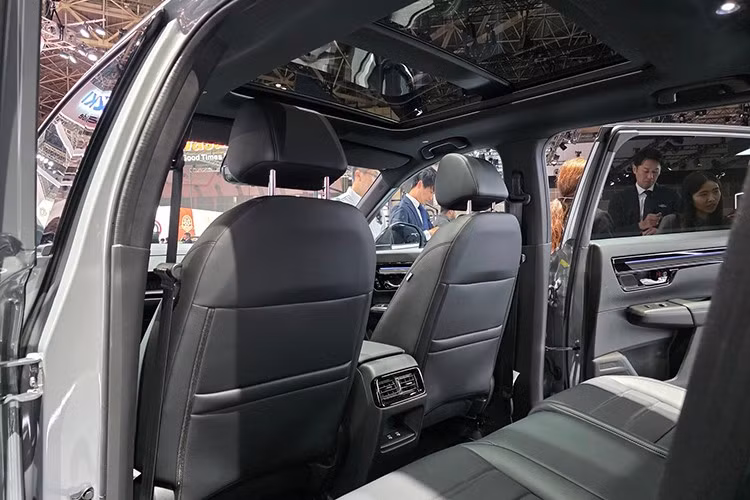 Trang bị công nghệ trên phiên bản đặc biệt này cũng được nâng cấp đáng kể. Xe được tích hợp hệ thống cảnh báo điểm mù (BSM) và cảnh báo phương tiện cắt ngang khi lùi (CTM).