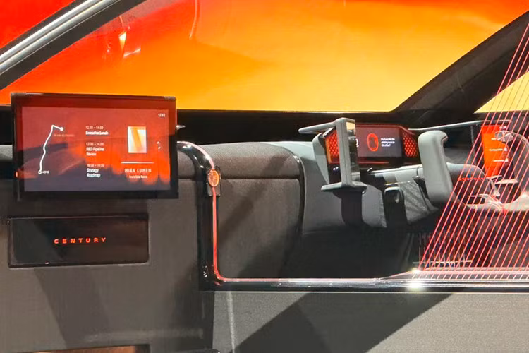 Nếu SUV Century 2023 nhấn mạnh sự sang trọng cho người ngồi sau, thì One of One mang phong cách tập trung vào người lái nhiều hơn, với thiết kế khí động học và gầm cao hiện đại. Điểm nhấn đặc biệt của mẫu concept là cửa trượt bên hành khách – thay cho thiết kế bản lề truyền thống – cùng khoang nội thất có bố trí lệch pha độc đáo.