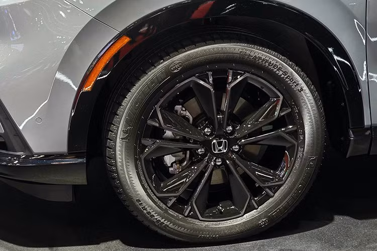 Dưới nắp ca-pô của CR-V e:HEV RS Black Edition là hệ truyền động hybrid e:HEV gồm động cơ xăng 2.0L 4 xi-lanh kết hợp hai mô-tơ điện. Đại diện hãng cho biết hộp số sẽ được tinh chỉnh. Hiện tại, CR-V e:HEV RS đang bán ở Việt Nam sử dụng hộp số E-CVT.