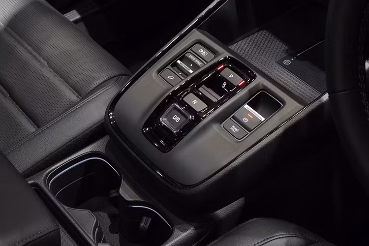 Trang bị công nghệ trên phiên bản đặc biệt này cũng được nâng cấp đáng kể. Xe được tích hợp hệ thống cảnh báo điểm mù (BSM) và cảnh báo phương tiện cắt ngang khi lùi (CTM). Ngoài ra, cần số dạng cần truyền thống cũng được thay bằng hệ thống nút bấm điện tử e-Shifter, góp phần hiện đại hóa khoang lái.