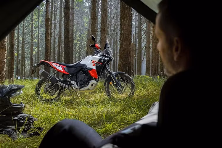 Giống như World Raid hiện tại, ABS có thể được cấu hình cho cả hai bánh, chỉ bánh trước, hoặc tắt hoàn toàn - tùy thuộc vào địa hình. Các dây dầu thép bện mới hoạt động cùng với heo phanh Brembo phía trước và đĩa phanh 282mm.