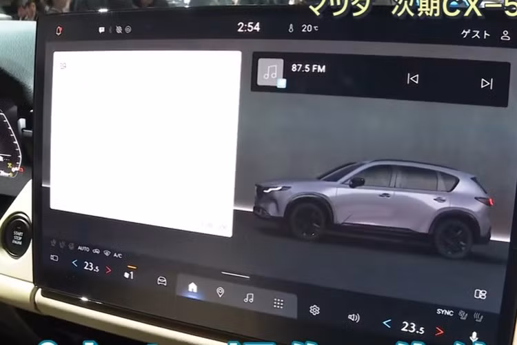 Bảng đồng hồ kỹ thuật số hoàn toàn thay thế kiểu analog truyền thống, mang lại trải nghiệm tương tác trực quan hơn cho người lái. Vô-lăng 3 chấu được thiết kế mới, đi cùng logo Mazda dạng phẳng hiện đại. Các chi tiết ốp trang trí sử dụng vật liệu mềm và kim loại mờ, giúp không gian bên trong trở nên sang trọng.