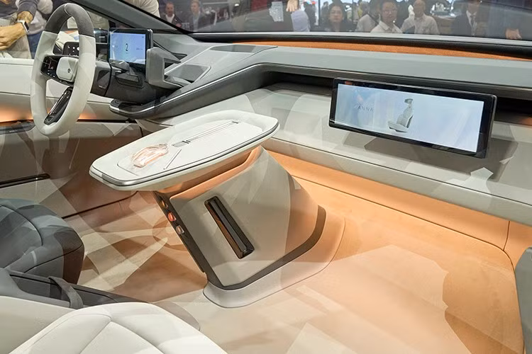 Nội thất của Toyota Corolla Concept cũng được thiết kế lại hoàn toàn với mặt táp-lô tối giản, đi kèm bảng đồng hồ kỹ thuật số và màn hình phụ dành cho hành khách phía trước có kích thước vừa phải. Cụm điều khiển trung tâm với thiết kế nổi đi kèm cần số lấy cảm hứng từ hình dáng của xe.