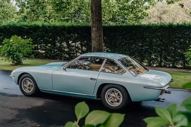 Tuy nhiên, Islero là một chiếc Lambo V12 chính hiệu và là một trong những "chú bò tót" hiếm nhất từng được sản xuất. Tại triển lãm ô tô Geneva năm 1968, Islero ra mắt cùng với chiếc Espada mang dáng vẻ hoang dã. Vào thời điểm đó, Iselro là chiếc Lamborghini có ngoại hình bảo thủ nhất trên thị trường. Tuy nhiên, nó không hề thiếu sự sang trọng hay hiệu suất.