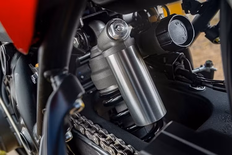 Để kiểm soát hiệu suất cả trên đường trường và đường địa hình, World Raid hiện cũng được trang bị cảm biến IMU sáu trục cho các hệ thống điện tử nhạy cảm với độ nghiêng, bao gồm kiểm soát lực kéo, kiểm soát trượt và ABS khi vào cua.